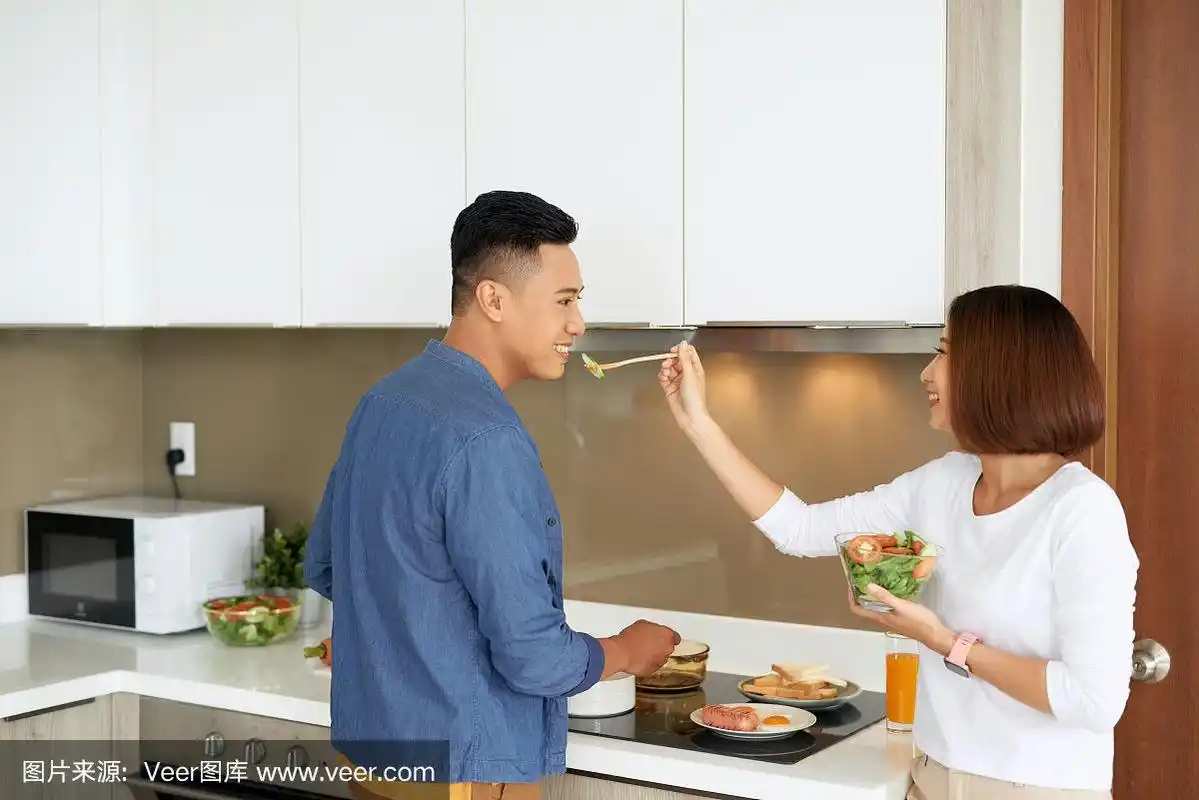 亚洲情侣互相喂水果和食物,夫妻和家庭的概念.