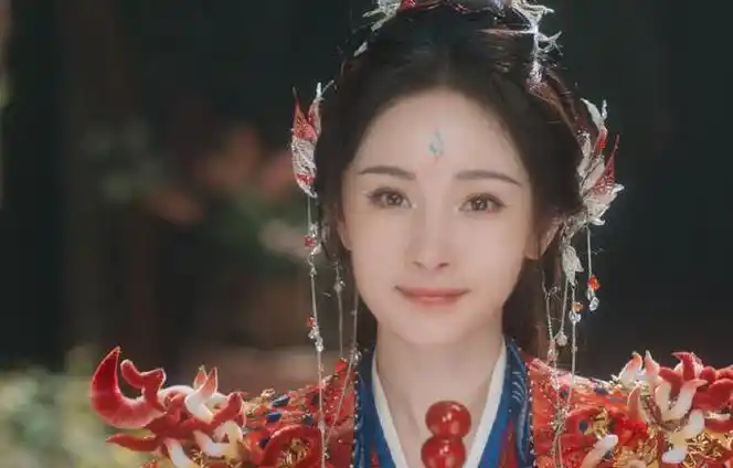 杨幂是靠古装偶像剧《宫锁心玉》爆红的女演员,多年以来一直深谙爆款