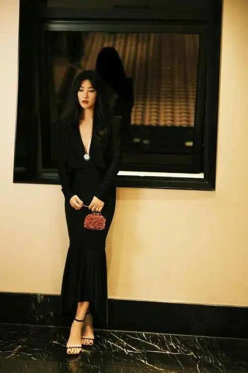 朱珠一点没受岁月影响,穿黄色抹胸连衣裙配卷发,名媛气质挡不住__财经