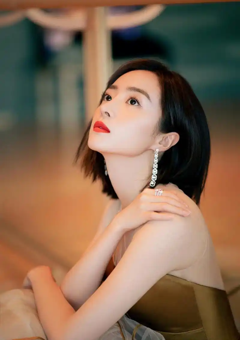 胡冰卿:魅力四射 胡冰卿是一位年轻而备受喜爱的演员,她拥有自己坚守