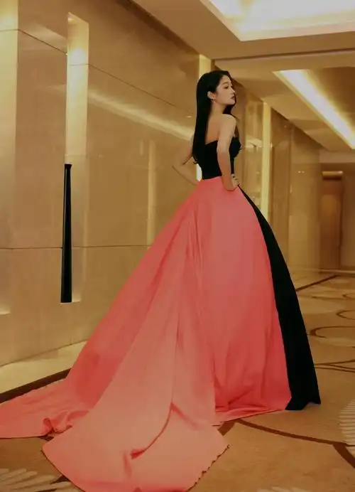 关晓彤新照曝光,穿黑色抹胸长裙礼服,秀发披肩妩媚动人