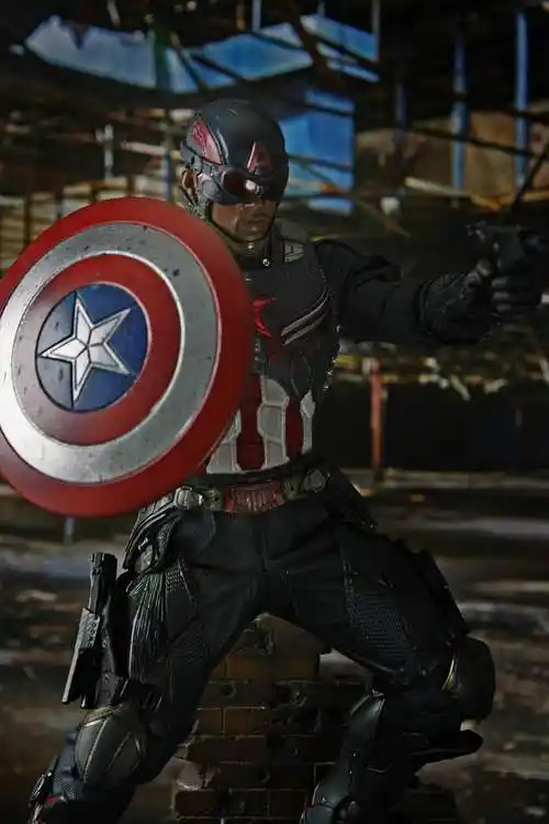 复4之后 猎鹰山姆接过老年的美队交予的盾牌 成为了第二代队长 自己