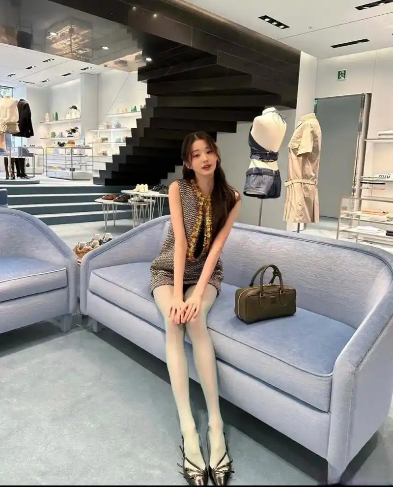 有网友损张元英这腿太瘦了不好看,这个角度上看像白骨精[捂脸][捂脸]