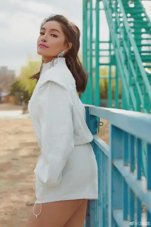 女明星57cm大腿围冲上热搜大围度性感身材引人舔屏