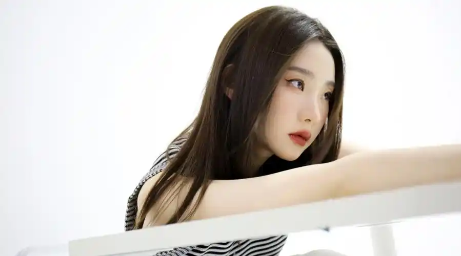 张艺凡清冷质感大片