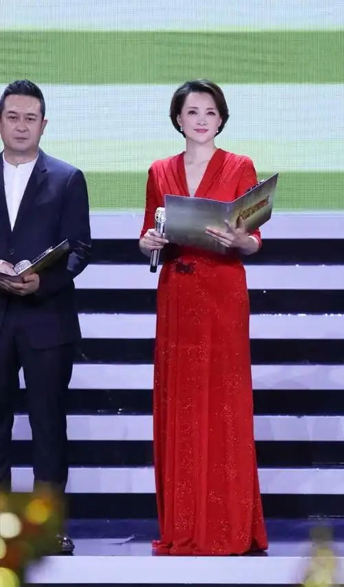 著名主持人董卿真会穿,浅蓝色衣服裙装搭配波波头,干练时髦