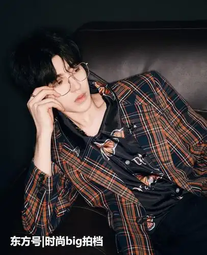 蔡徐坤开麦舞台太撩人,超季首穿服装太帅气,衬衫却只敢现一半