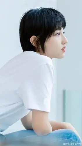 剪了齐耳短发的张子枫,整个人特别帅气利索