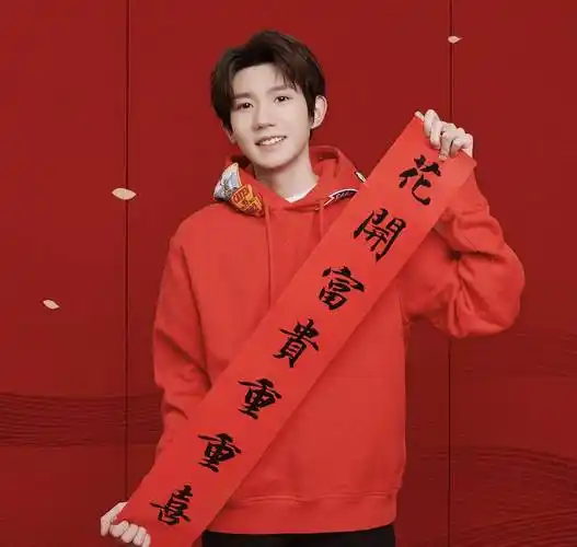 王源背带裤被抓拍,衬衫背带裤配超长袜,复古少年即视感_卫衣_大红色