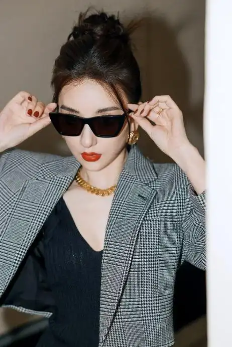 方媛现身活动搭配大牌明星范儿气质超好露纤腰秀好身材