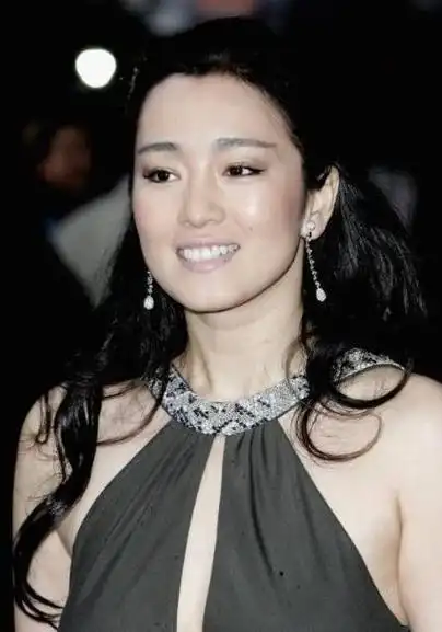 事实证明,出席法国总统国宴的巩俐,已经走上了另一条大道