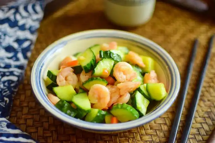 黄瓜别再凉拌了,这个做法既能减肥又能过嘴瘾,蔬菜海鲜两不误_虾仁