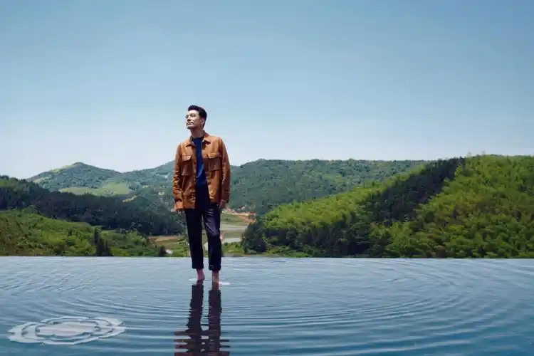 两者反差太大,综艺上的搞笑担当总让他成熟稳重的霸道总裁滤镜碎得很