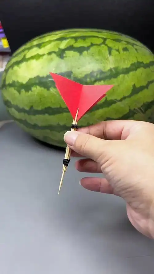 用牙签做个简单的小飞镖