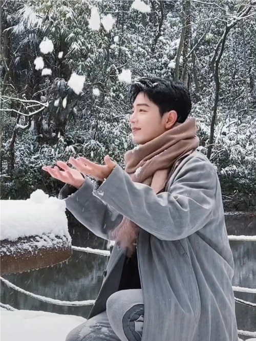 肖战见雪有多兴奋?一场拍摄连发五次,还有自拍流出!