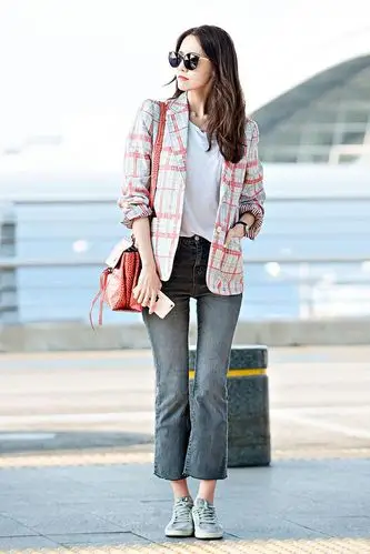 少女时代组成员林允儿2016年5月16日韩国仁川机场街拍:身着thom