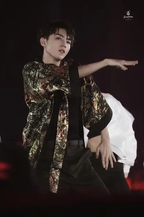 「王俊凯」的片刻六周年 part 2-1(舞蹈solo)