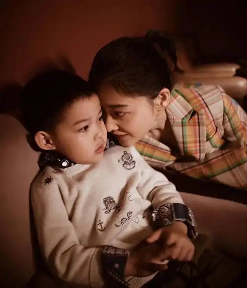 梅婷携儿女同框画面养眼,女儿甜美儿子调皮,丈夫掌镜更有爱温馨