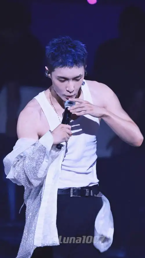 张艺兴蓝色碎盖短发##张艺兴2024世界巡演西安站