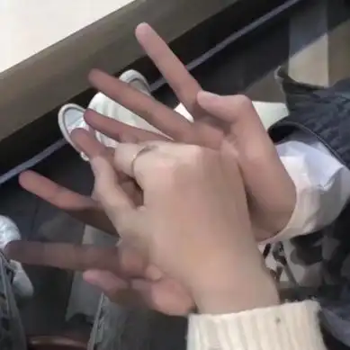 情侣牵手图片头像高清恩爱的情侣手牵手只露手照片头像