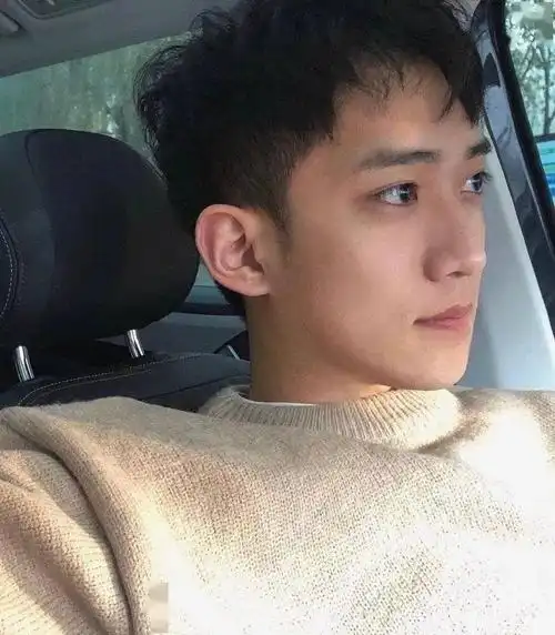 网友们冒死偷拍的素人帅哥究竟有多帅