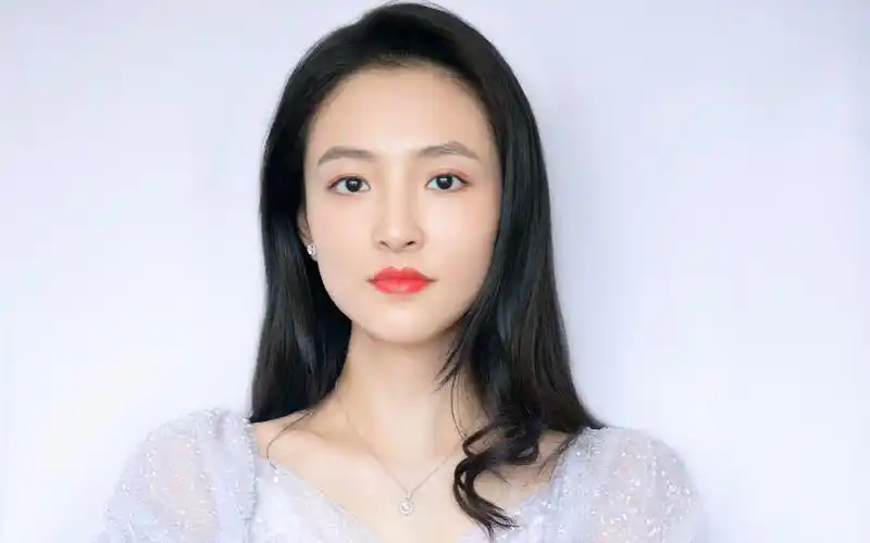 吴倩优雅迷人写真桌面壁纸