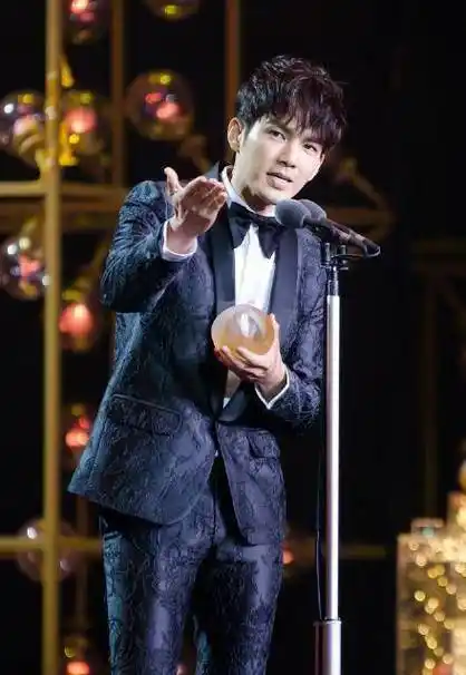 古灵精怪的钟汉良亮相盛典网友:好可爱的大男孩_演技_奖杯_全能