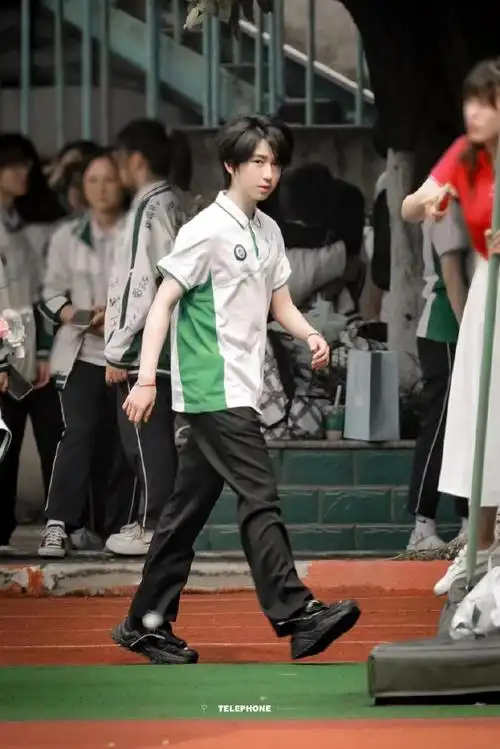 穿上校服定格青春~#贺峻霖 十八长翎破青空#@时代少年团-贺峻霖