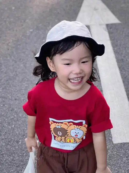 衣服上的linefriend图案05又给小朋友增添了一些可爱.