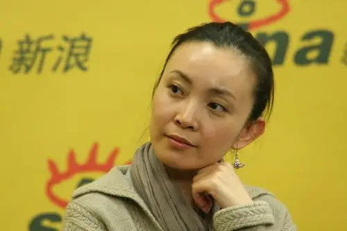 图文:《左右》主创做客--女主角刘威葳