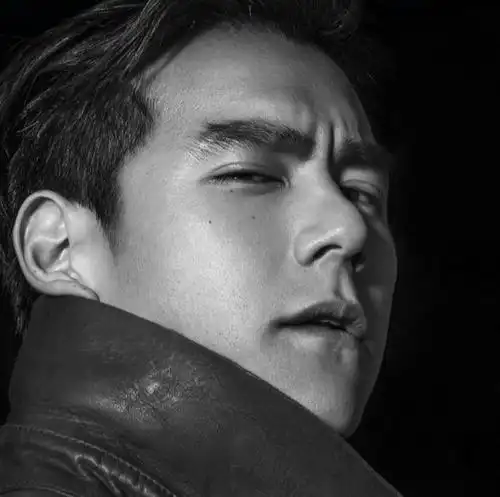 彭于晏杂志拍摄的黑白大片曝光 展现成熟男人质感