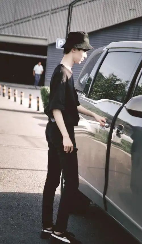 男生的腿究竟有多细那就看看时代少年团马嘉祺你还要吃吗