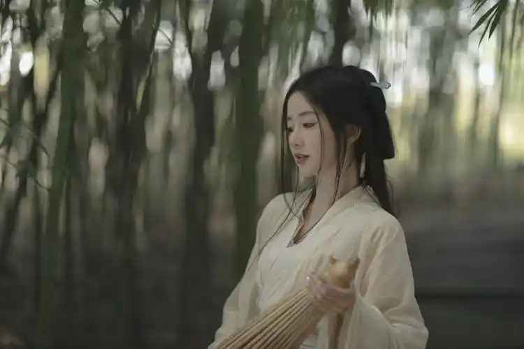 陈欣予清冷古风写真曝光溢出屏幕的新中式东方骨相