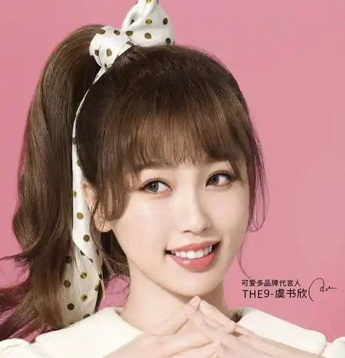 虞书欣可爱到家了,淡黄色学生风连衣裙配飘带,头扎丝带如十八_马尾