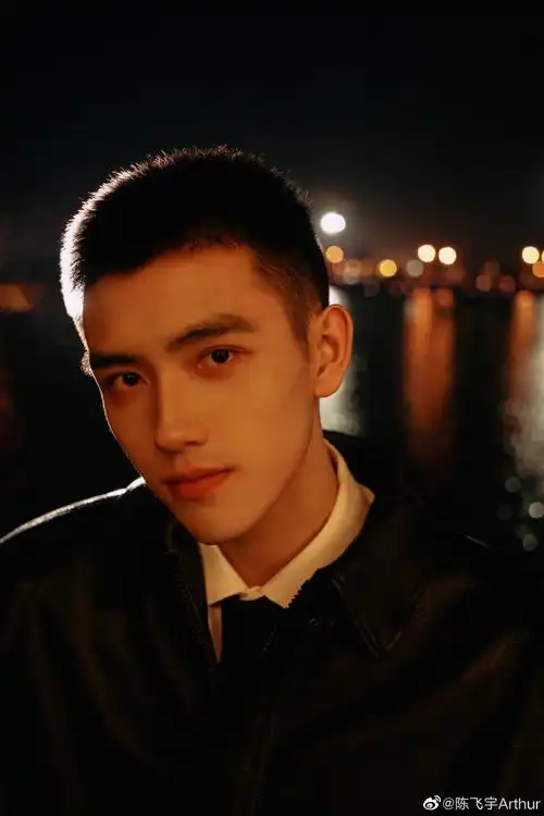 陈飞宇寸头造型 利落又帅气|陈飞宇|寸头|造型_新浪新闻