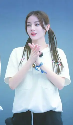 原创迪丽热巴综艺新造型 双马尾编发扎多根小辫子 不愧是百变女郎