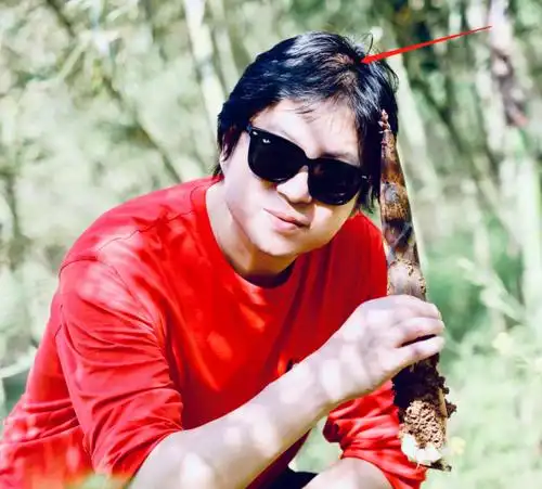 照片中的高晓松扛着锄头爬山挖笋的姿势看起来相当熟练,虽然是学霸