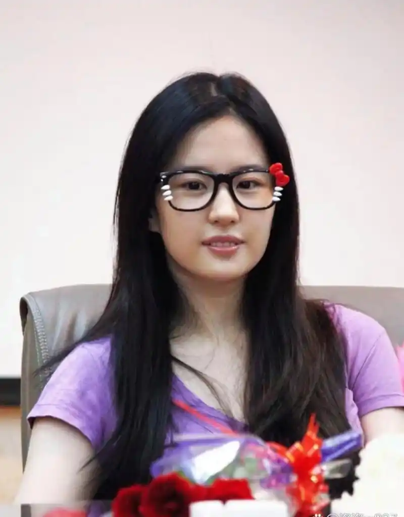 看素颜的刘亦菲戴着眼镜淑女的气质,好可爱!这是真实的刘亦菲吗?