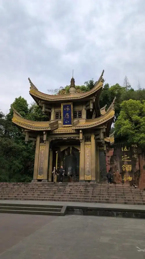 游览了峨眉山报国寺周边景点,红色围墙的报国寺,让人不禁想到精忠报国