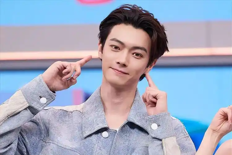 许凯青春偶像男明星在节目中比心微笑的照片