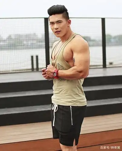 组图:身高176的健壮男模,75公斤体重不显胖,而且身材很诱人!