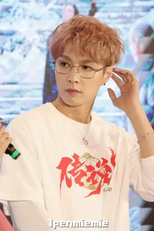 张艺兴[超话]#  240704 成都传说路演(中庭)  今天素眼镜小宝!