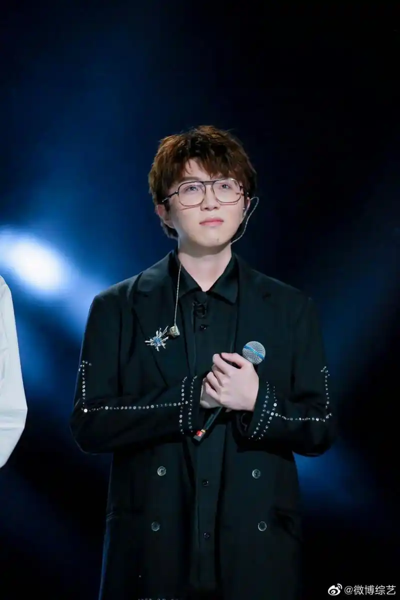 毛不易金属元素西装再说一遍毛不易是颜值担当!