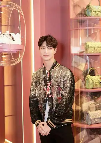 张艺兴最新近照曝光,奇葩造型引争议,美瞳雷人吓到网友