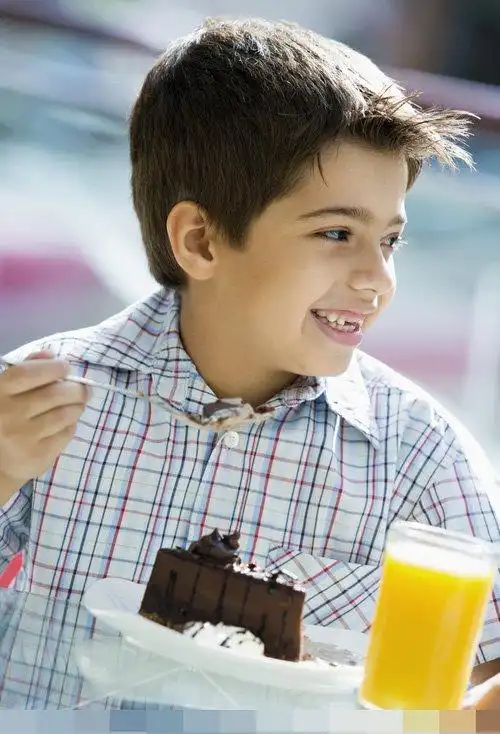 发型设计 儿童发型 >> 小孩理帅气可爱的短发图片欣赏 乖巧有活力度的