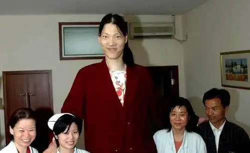 中国最高女巨人身高2米48姚明都要抬起头来看她