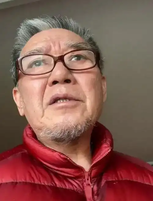 李立群祝自己70岁生日快乐,大口抽烟满脸享受,香烟管够说话有劲