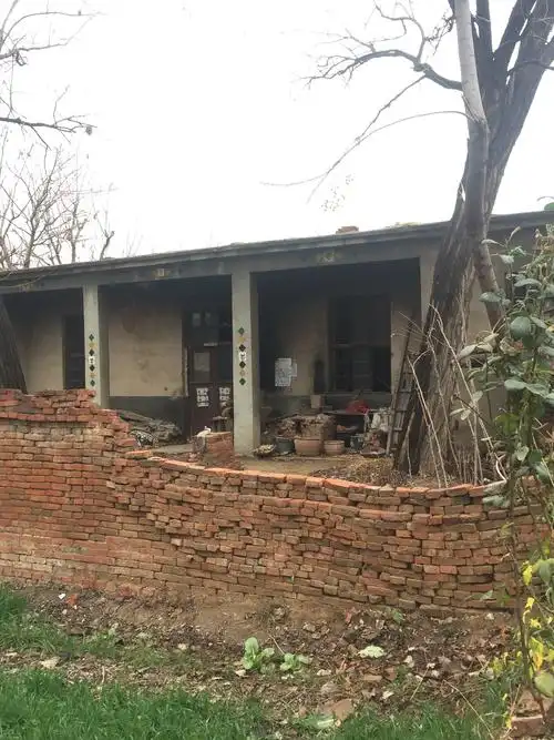 农村大门后面的庭院,越是破旧的大门,越没人住吗