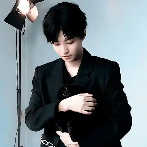 王俊凯单手抱猫