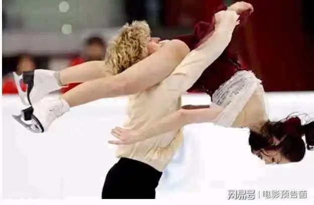花样滑冰运动员尴尬的姿势被摄影师拍下网友最后一张过分了